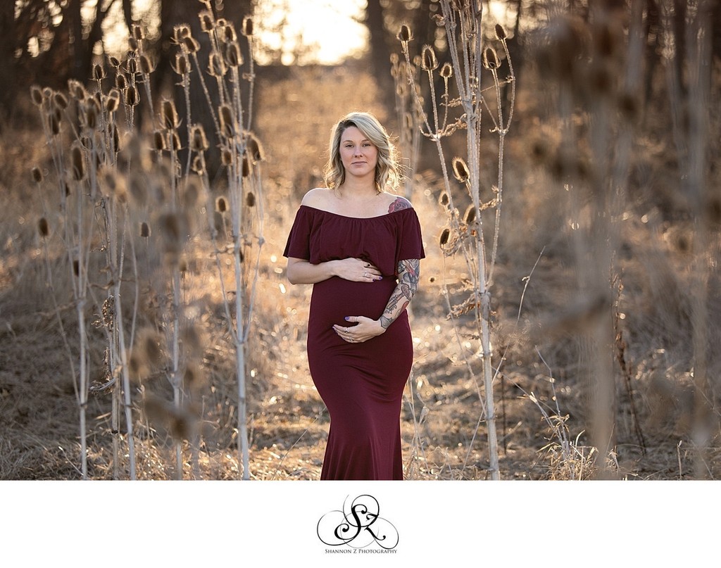 Maternity in the Fields: Golden Hour Photos