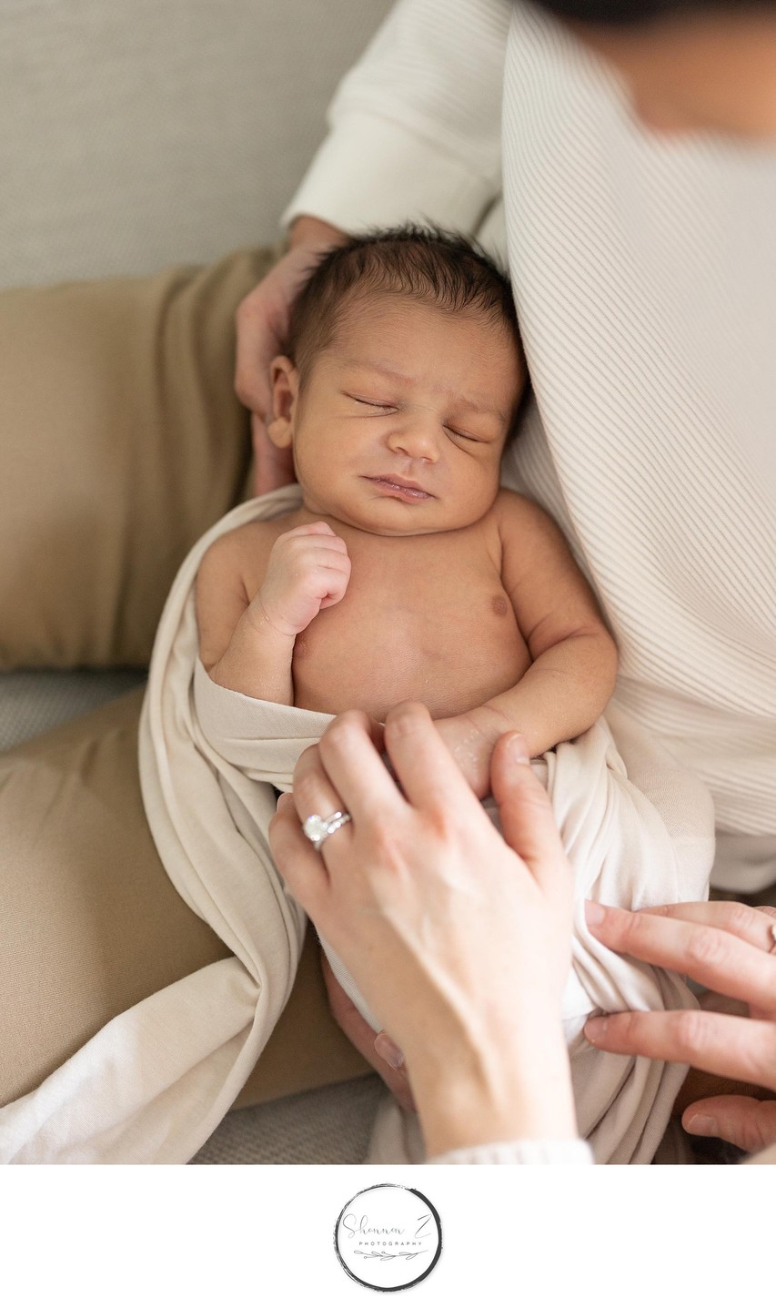 In Dads Arms : In Home Newborn Photos