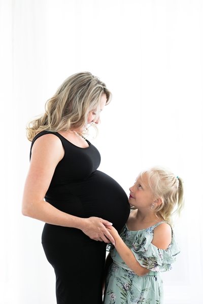  Family Maternity Photos: Mother Daughter