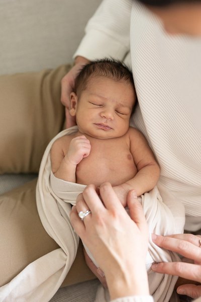 In Dads Arms : In Home Newborn Photos
