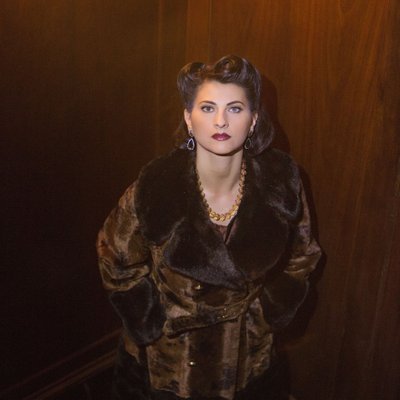 vintage style boudoir portraits fur coat glamrous