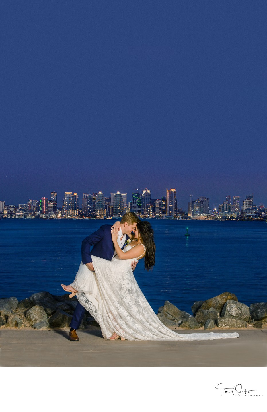 bride and groom skyline
