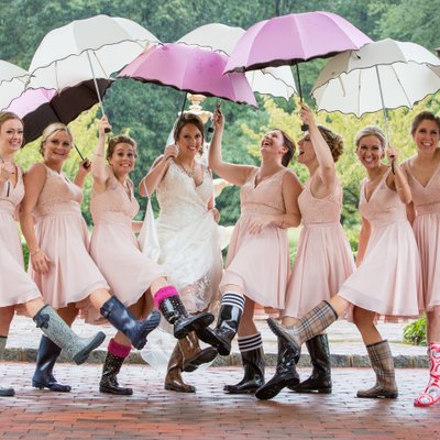Bridemaids with umbrellas at Belle Voir Manor