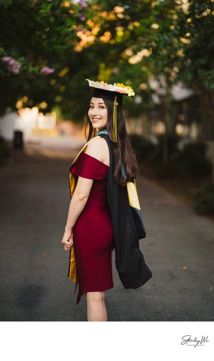 Beautiful college senior girl poses for graduation photos during the Spring  on a university campus during the Spring in Oregon Stock Photo - Alamy