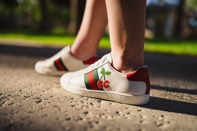 Grad photo detail shot, Gucci sneakers, USC session