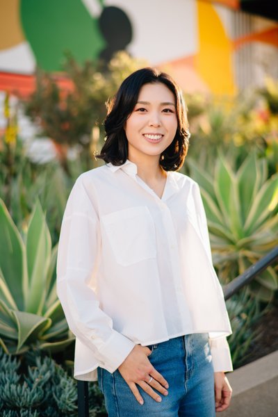Entrepreneur headshot, modern mural, casual professional