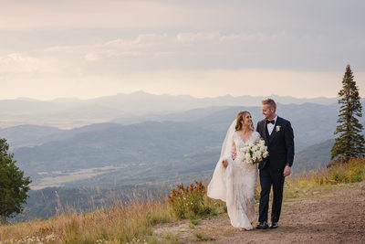 Denver photographer captures outdoor wedding photos