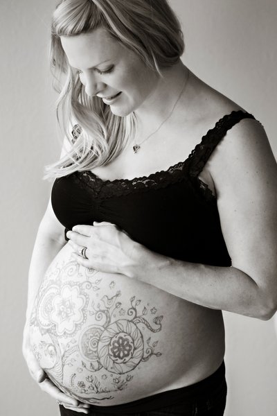 Maternity Boudoir Photos with a Creative Edge