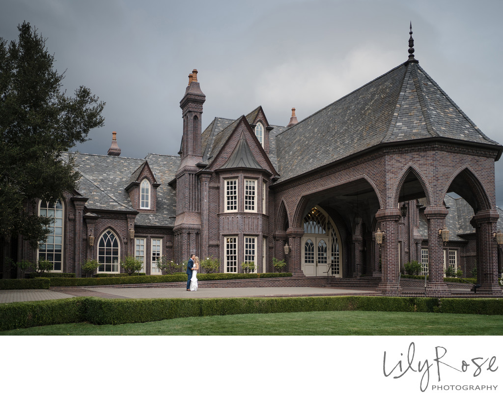Wedding Couple in front of Ledson Winery on Wedding Day