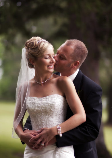 Galesburg Wedding Photographers a Tender Kiss & Embrace