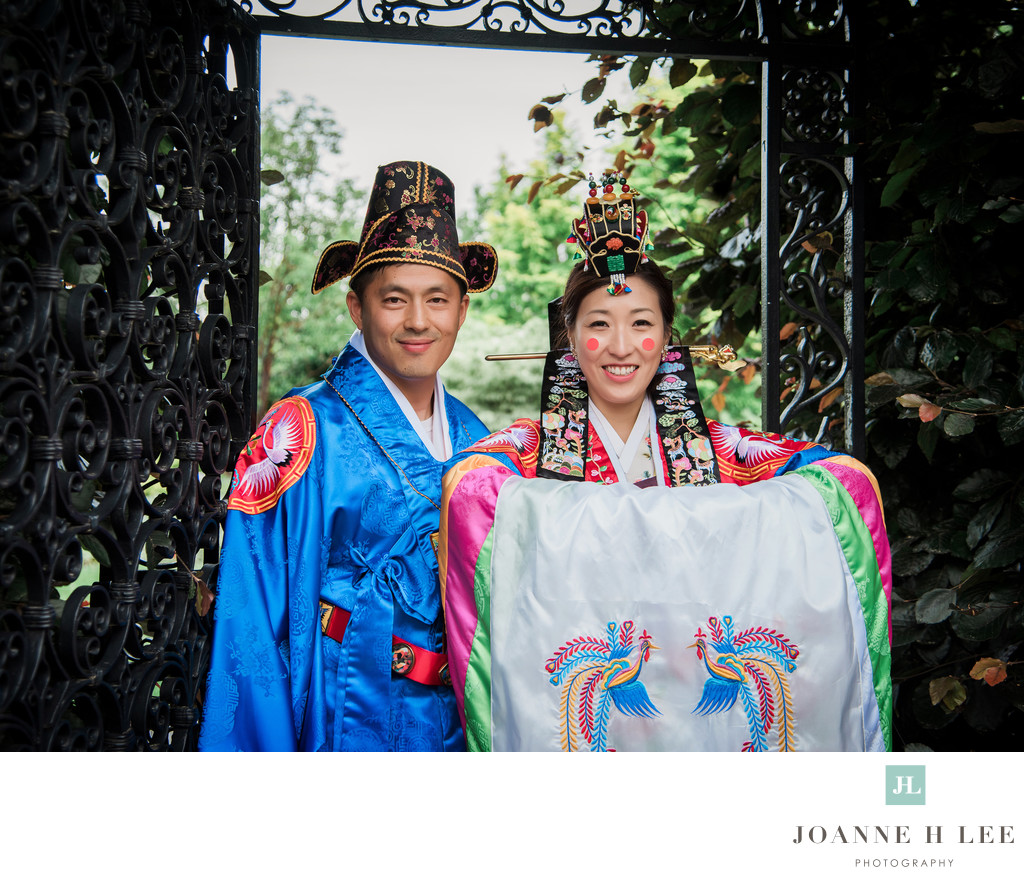 Wedding couple in Korean wedding hanbok