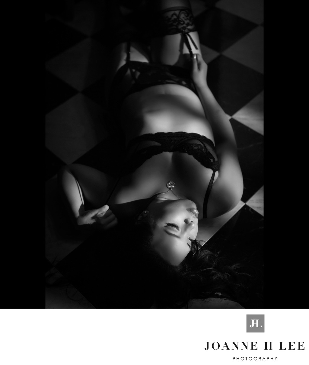 Silicon Valley black and white boudoir picture1
