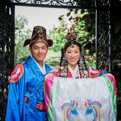 Wedding couple in Korean wedding hanbok