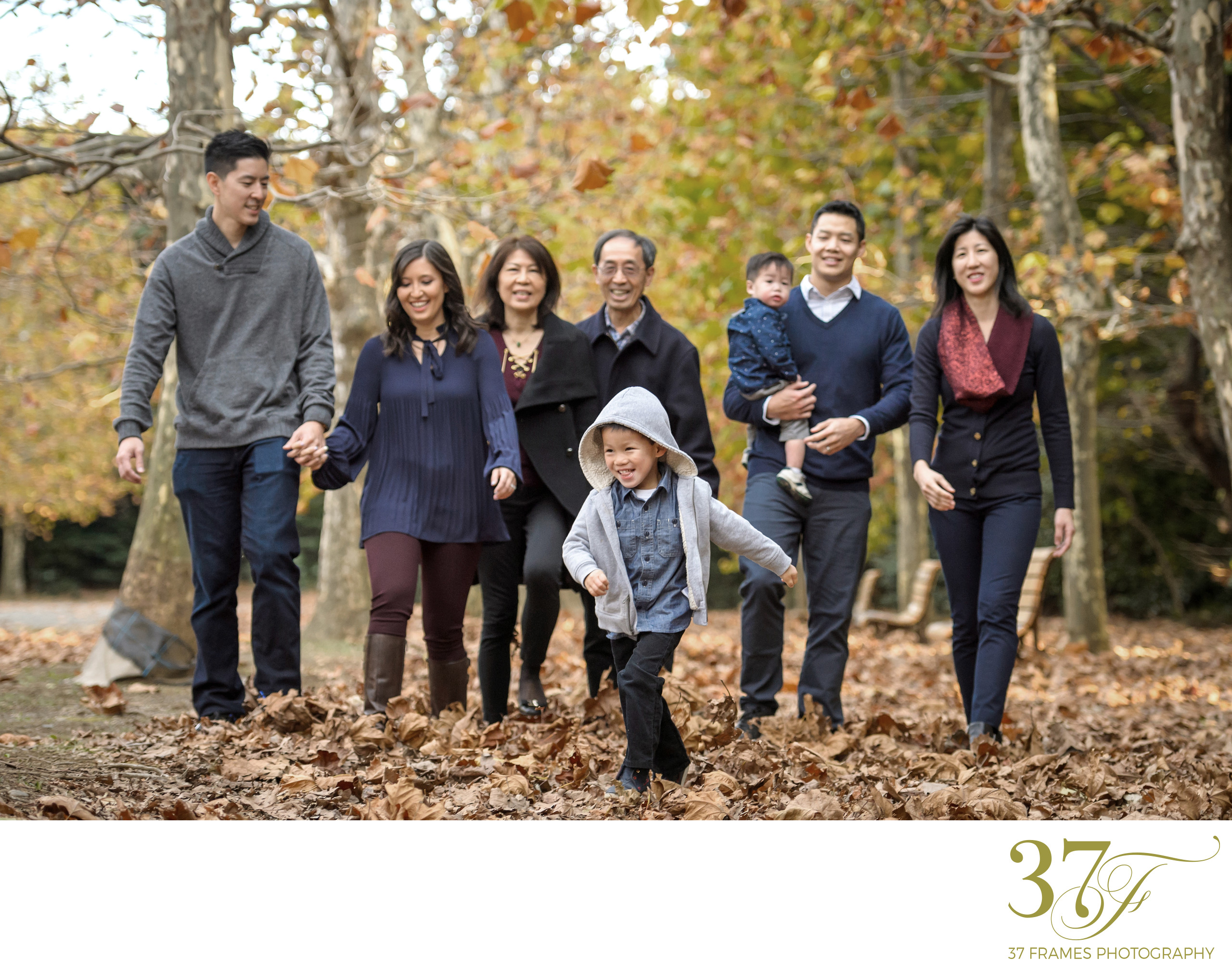 PHOTOGRAPHING LARGE FAMILY GROUPS - Family Photography in Tokyo - 37 Frames
