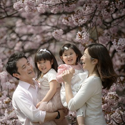 Cherry Blossom Family Portraits in Tokyo