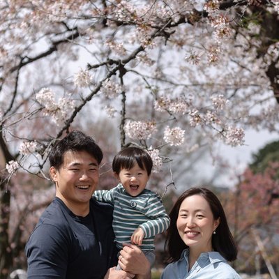 Tokyo's Splendor: Family Portraits Amid Cherry Blossoms