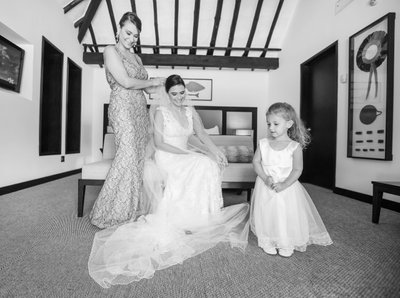 Getting ready: Mother of the bride, bride, flowers girl