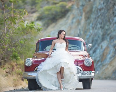 Glamorous bridal photos: Bride and wedding car