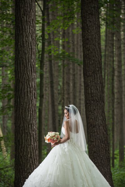 Garden wedding venue: Beautiful bride with wedding bouquet