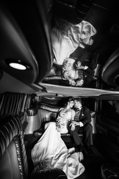 Wedding limo: Glamorous bride & groom