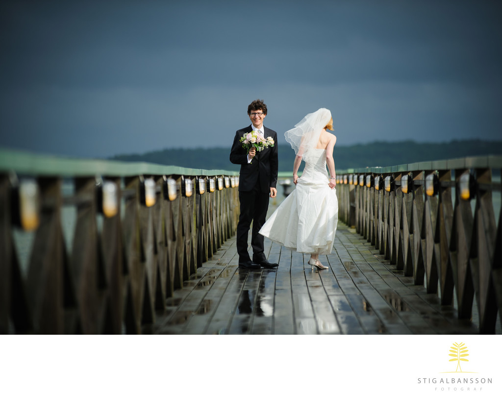 Bröllopsfoto dramatiskt ljus vid havet Onsala herrgård