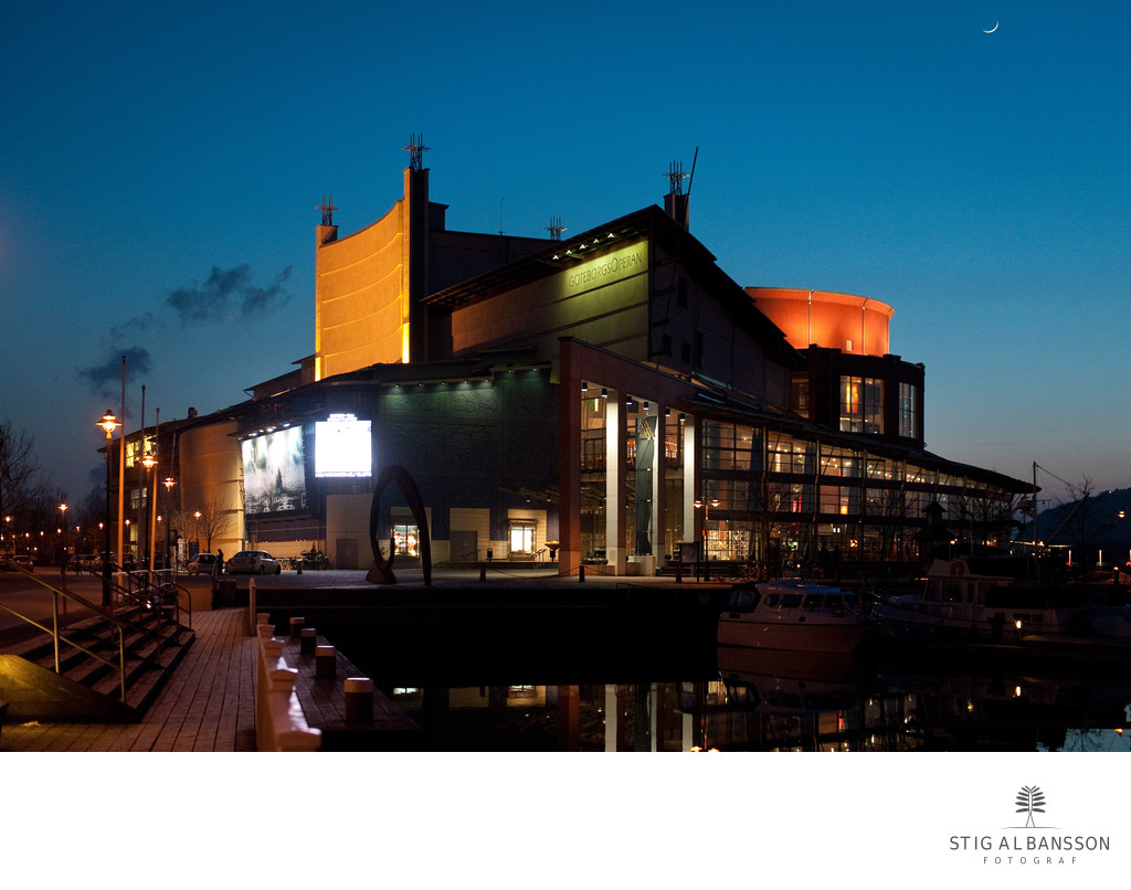 Foto av GöteborgsOperan i vackert kvällsljus med måne