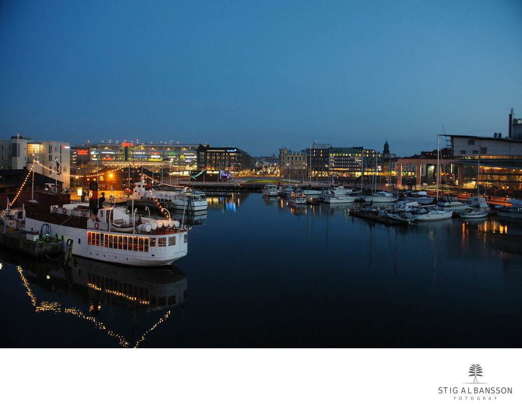Kvällsbild fritidsbåtshamnen centrala Göteborg