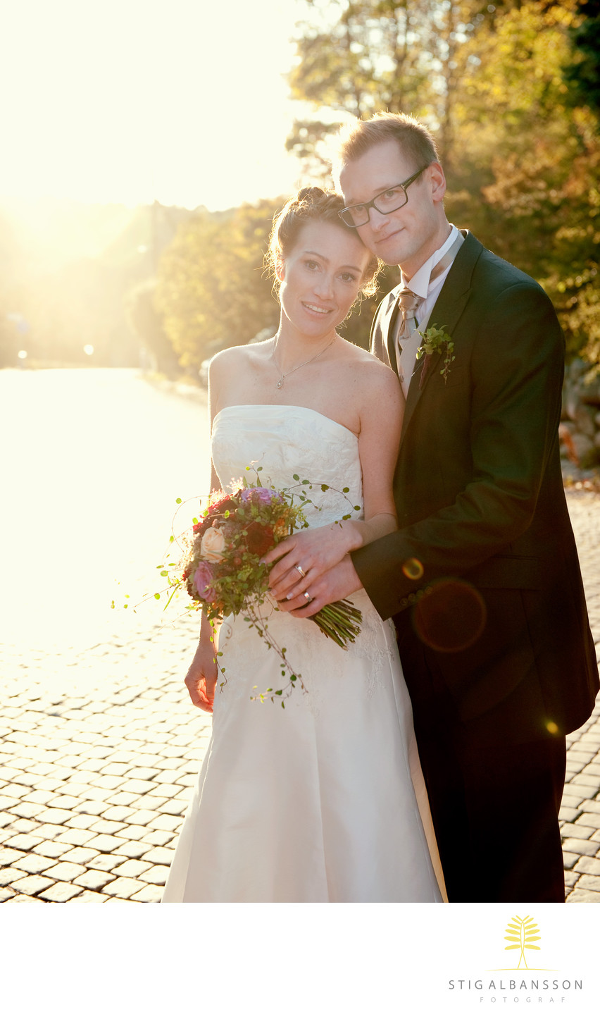 Bröllopsfotografering Särö med kullersten och motljus