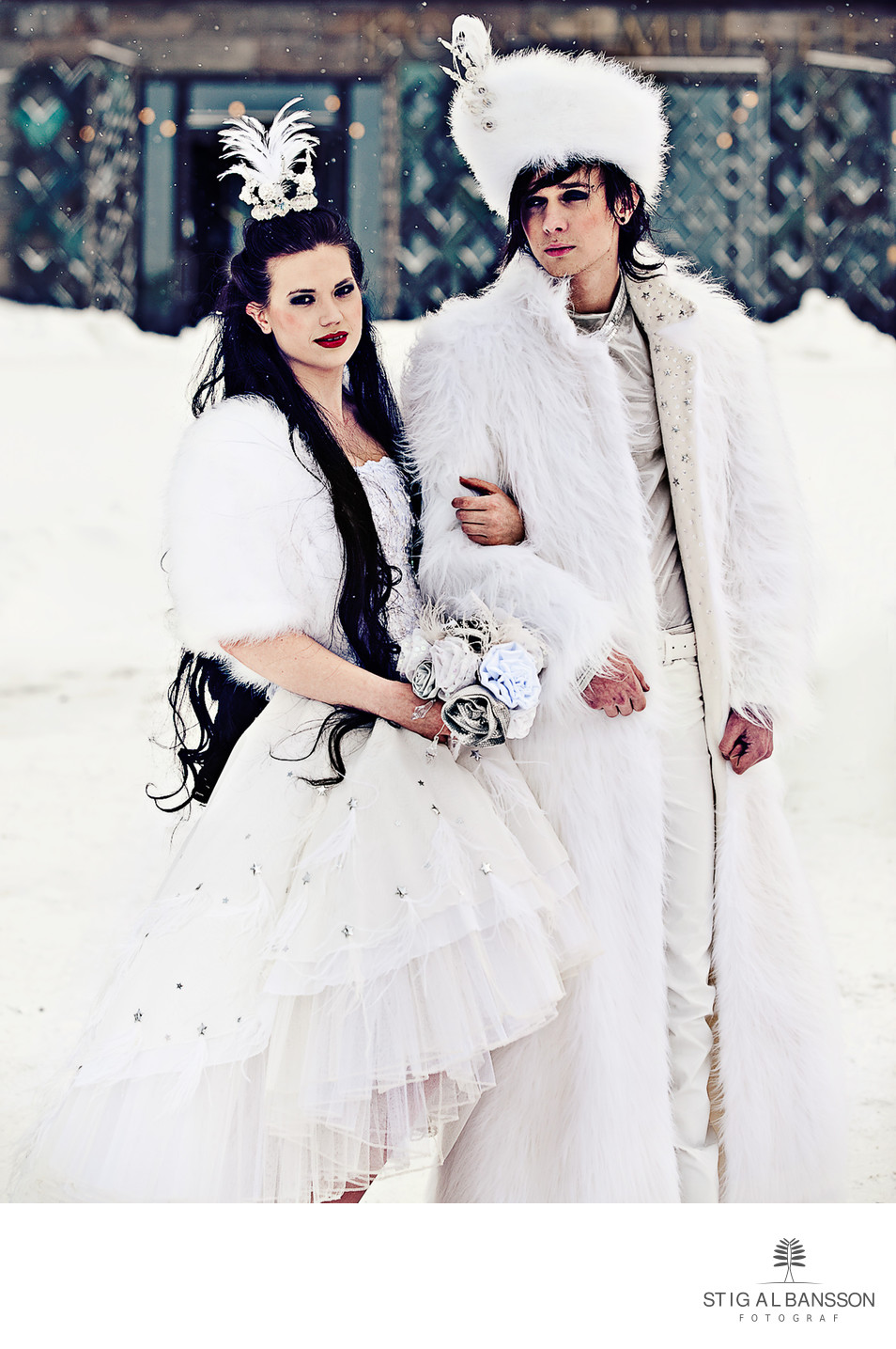 Modeller i snö på Götaplatsen i fantasifulla kläder