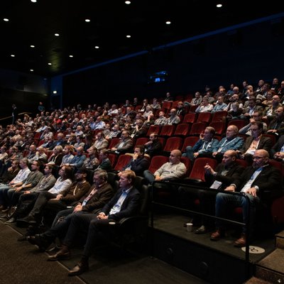 Deltagare lyssnar på föredrag på Cisco Connect 2018