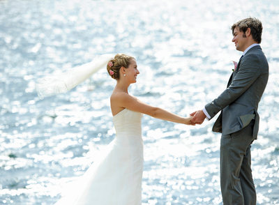 Brudpar, bröllop och glittrande hav på Marstrand