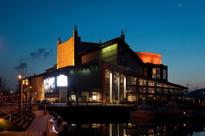 Foto av GöteborgsOperan i vackert kvällsljus med måne