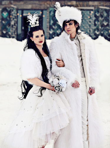 Modeller i snö på Götaplatsen i fantasifulla kläder
