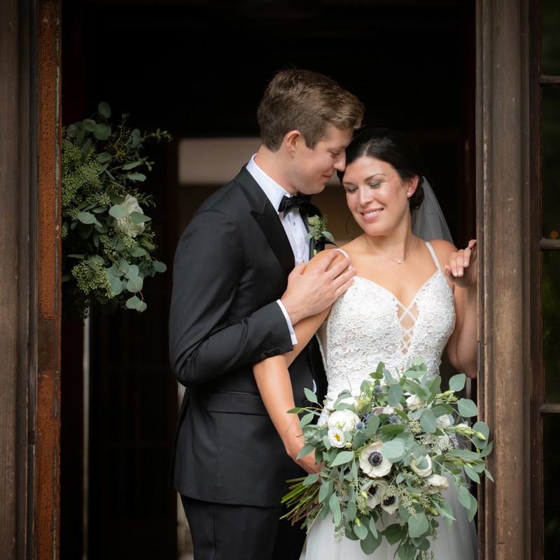 How to pose for wedding photos