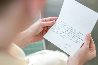 Meredith opening her husbands letter at CBI