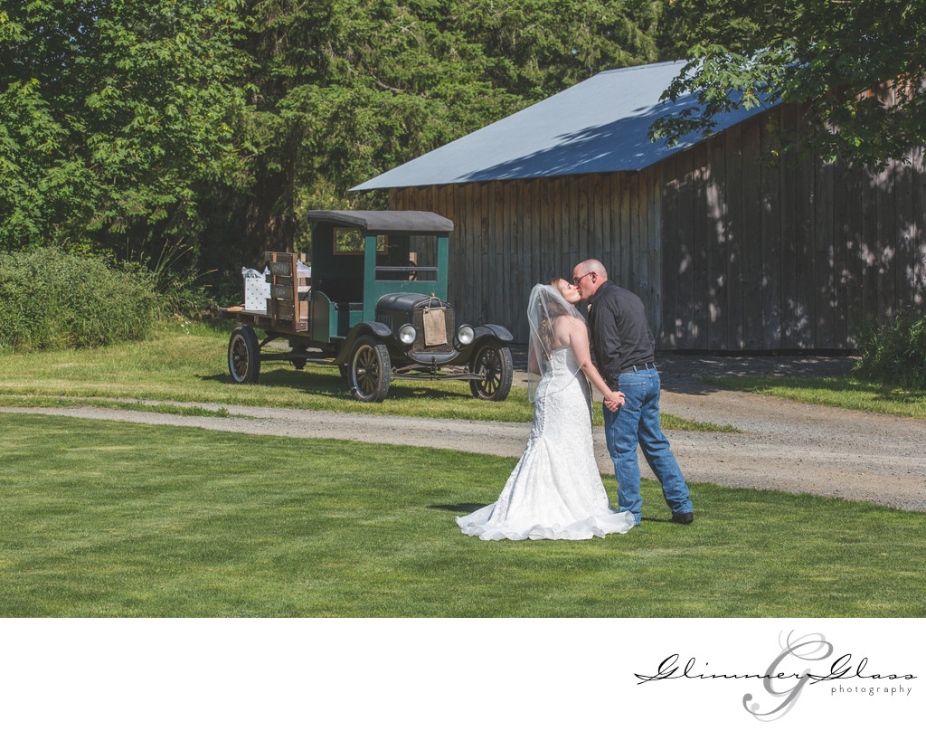 Country Kiss Seattle Wedding Photography