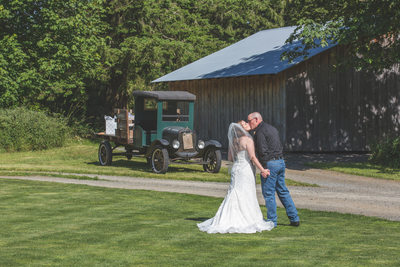 Country Kiss Seattle Wedding Photography