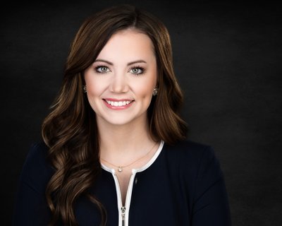 Baton Rouge Headshot of business woman in navy suit