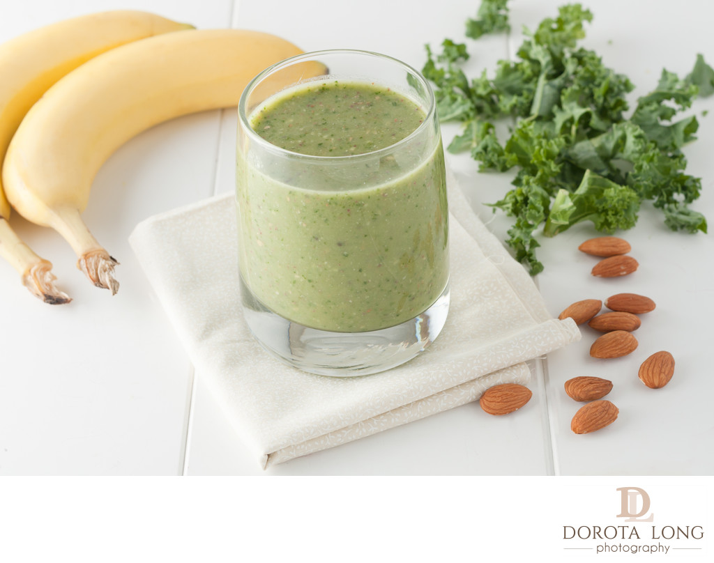 green smoothie, ingredients include bananas, fresh kale and almonds