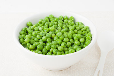 green peas in white bowl