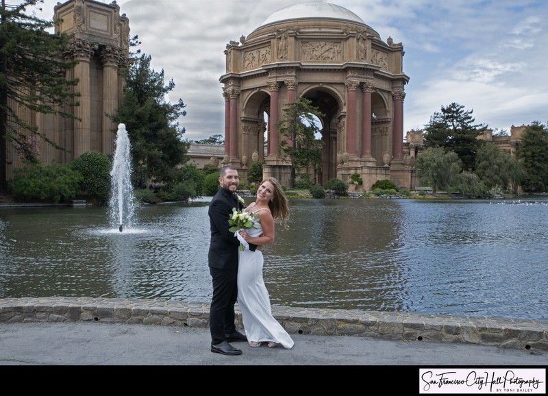 Outdoor wedding photography in San Francisco at the Palace of Fine Arts