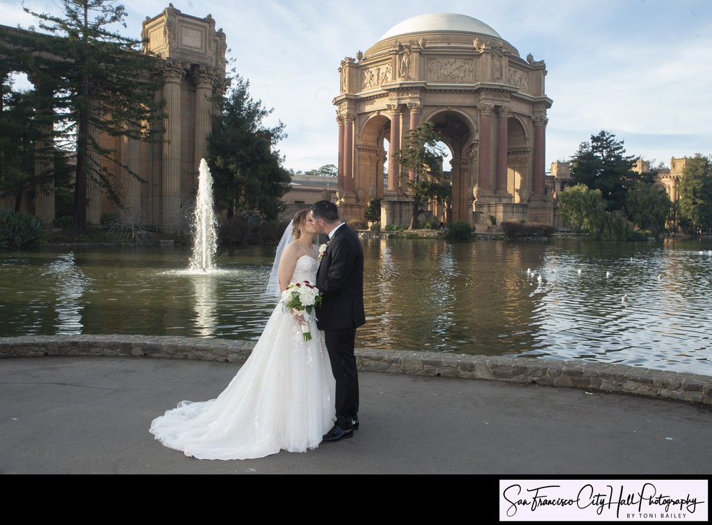 Newlyweds kiss at the Palace of Fine Arts in San Francisco - photography