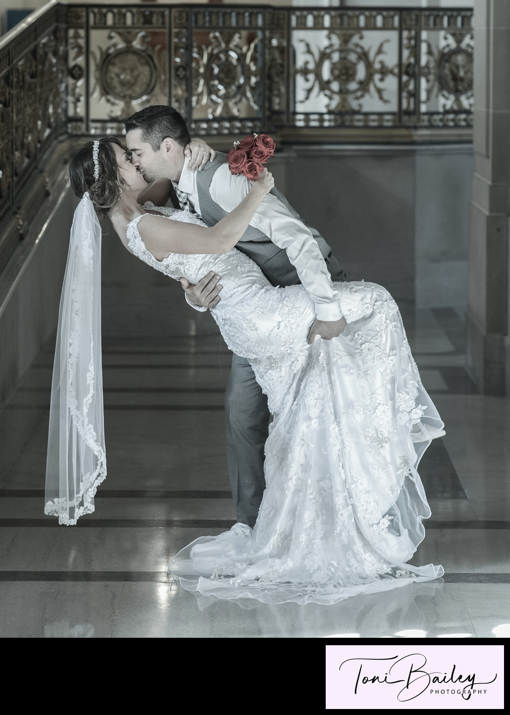 Kiss in the hallway with red roses