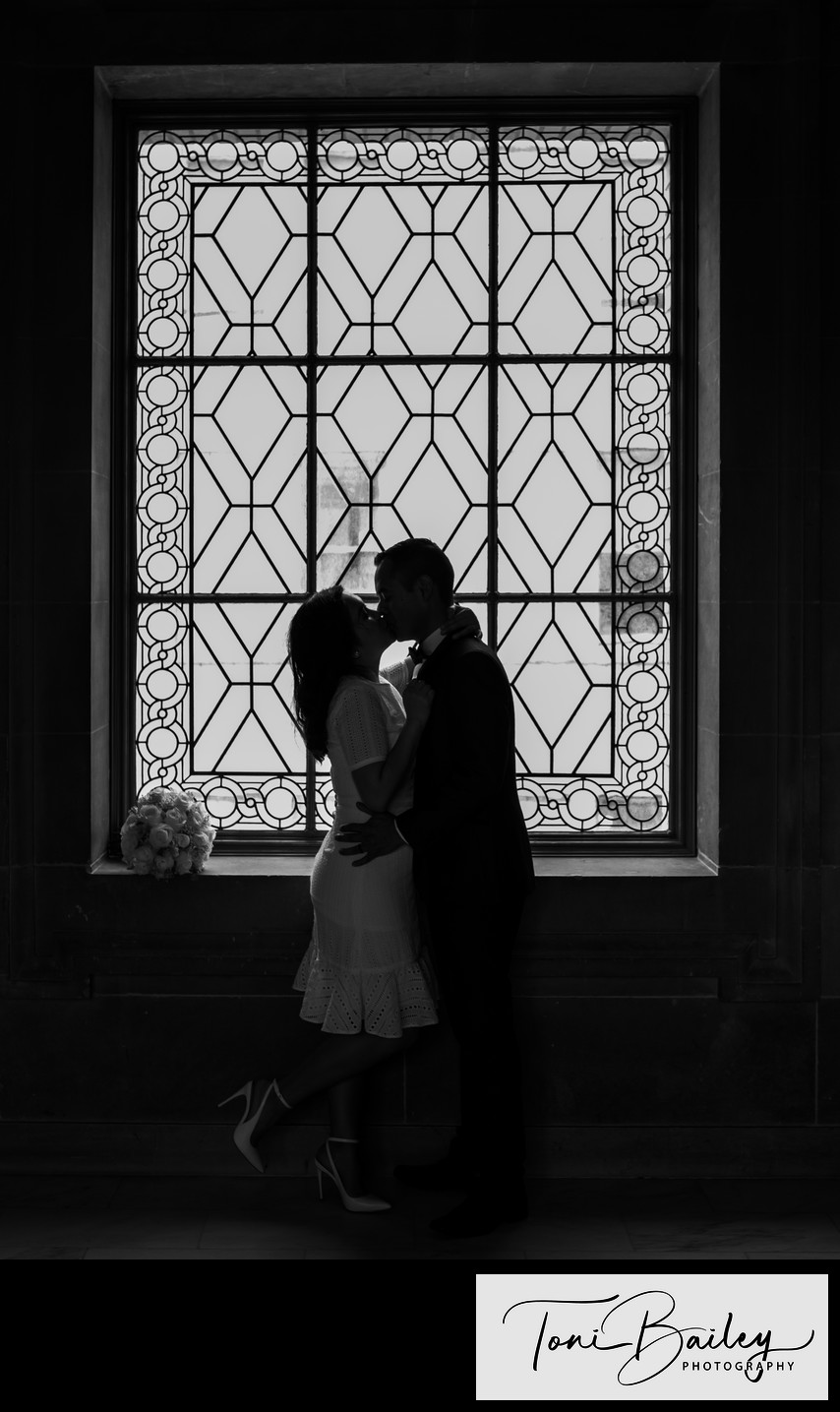silhouette kiss in city hall window