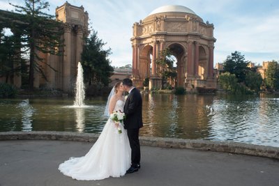 Newlyweds kiss at the Palace of Fine Arts in San Francisco - photography