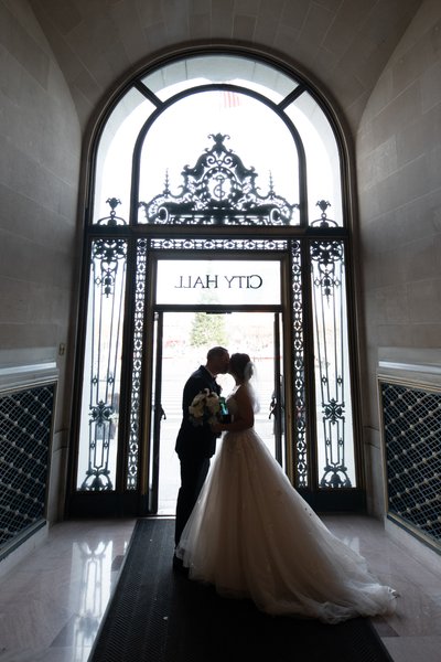 Amazing light for City Hall Entrance kiss - wedding photo