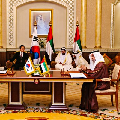 Sheikh Khalifa Receives President Lee Myung-bak