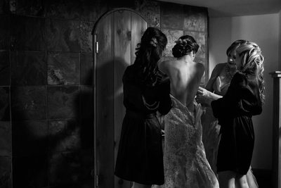 Black and white photo of the bride and bridesmaids 