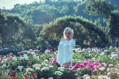 Glamour portrait photographer in New York garden