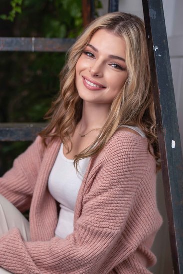 Modern Senior Portraits in Studio & Outdoor Settings